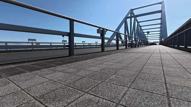 東京ゲートブリッジを走行する車とトラック