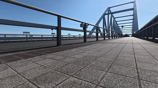 東京ゲートブリッジを走行する車とトラック
