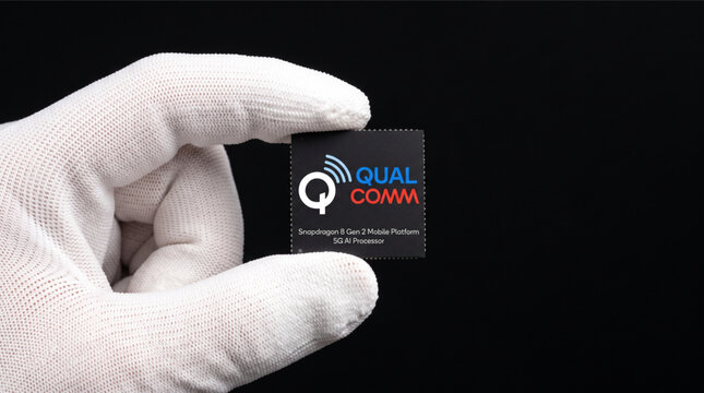 Qualcomm Snapdragon 8 Gen 2 Mobile Platform 5G AI Processor chip held by a white gloved hand macro