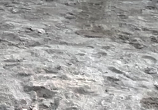 モノクロ砂テクスチャ ざらりとしたグレー砂地の背景素材