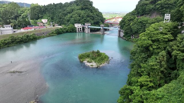 梅雨の晴れ間の黒部川に架かる愛本橋の周辺の様子