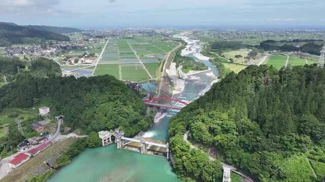 梅雨の晴れ間の黒部川に架かる愛本橋の周辺の様子