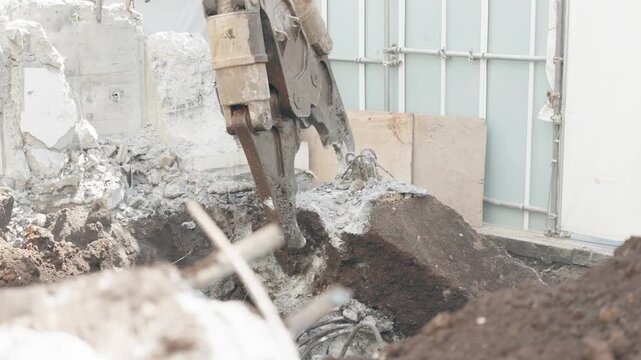油圧クラッシャーでコンクリートを破砕する解体工事現場の4K動画
4K Close-up of Hydraulic Concrete Crusher Demolishing Reinforced Concrete at Construction Site