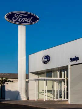 Marilia, SP, Brazil, June 04, 2026. The iconic blue oval logo of Ford Motor Company is seen on a tall dealership sign against a clear blue sky in Marilia, Sao Paulo state