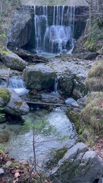 Kleiner Wasserfall an der Wei&szlig;en Achen im Chiemgau, Alpen, Bayern, Deutschland