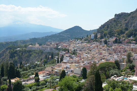 Taormine est une ville en haut d'une colline, sur la c&ocirc;te est de la Sicile. Elle se trouve &agrave; proximit&eacute; de l'Etna