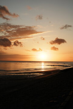 Couch&eacute; de soleil sur la mer &agrave; Berck-sur-Mer dans le Pas-de-Calais en France