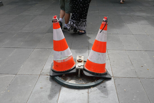 C&ocirc;nes de signalisation pour indiquer une structure qui d&eacute;passe sur un trottoir
