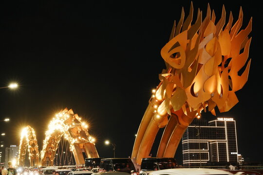 Stunning Night View of the Illuminated Dragon Bridge over the Han River in Da Nang Vietnam - ベトナム ダナン 夜空に輝くロン橋 ドラゴンブリッジ ハン川に映る美しい夜景
