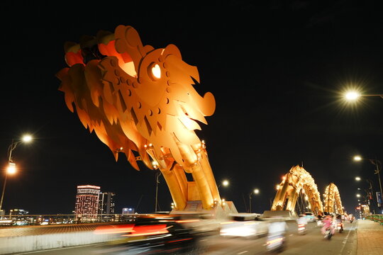 Stunning Night View of the Illuminated Dragon Bridge over the Han River in Da Nang Vietnam - ベトナム ダナン 夜空に輝くロン橋 ドラゴンブリッジ ハン川に映る美しい夜景
