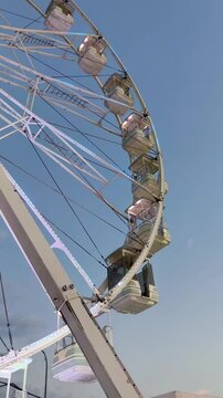 Feria y fiestas con noria girando 