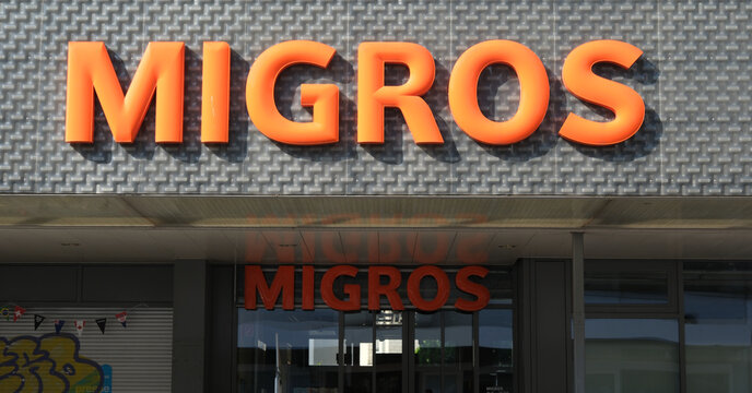 Migros Logo Schriftzug vom Detailhandelsunternehmen Migros in einer Filiale in Wallisellen, Wallisellen, 28.06.2026