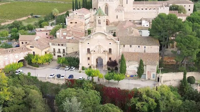 Monast&egrave;re de Santes Creus - Reial Monestir de Santes Creus - Catalogne, Espagne - drone 4k