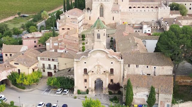 Monast&egrave;re de Santes Creus - Reial Monestir de Santes Creus - Catalogne, Espagne - drone 4k