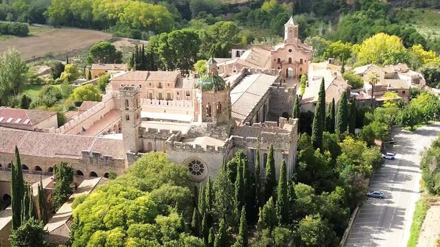Monast&egrave;re de Santes Creus - Reial Monestir de Santes Creus - Catalogne, Espagne - drone 4k