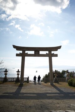 兵庫県赤穂市・御崎神社の海を望む鳥居と瀬戸内海の絶景  
Coastal torii gate overlooking the Seto Inland Sea in Ako, Hyogo
