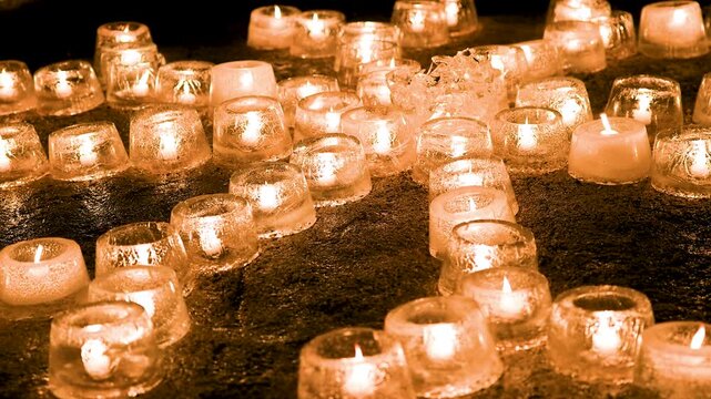 冬の妻籠宿、氷の中で揺らめく暖かなキャンドルの灯り