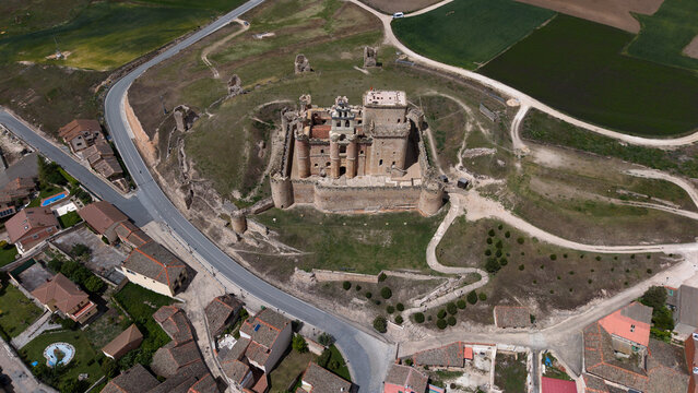Luftaufnahme der historischen Burg Castillo de Tur&eacute;gano