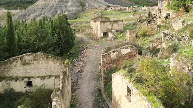 Esc&oacute; - Village abandonn&eacute; d'Esco - Aragon, Espagne - drone 4k