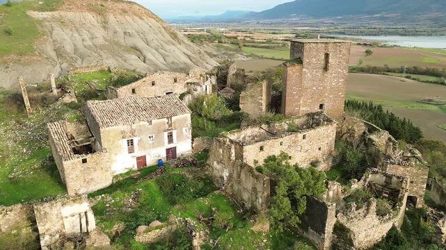 Esc&oacute; - Village abandonn&eacute; d'Esco - Aragon, Espagne - drone 4k