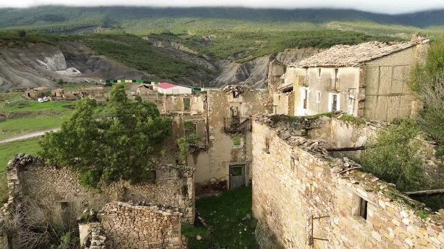 Esc&oacute; - Village abandonn&eacute; d'Esco - Aragon, Espagne - drone 4k