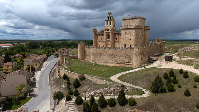 Luftaufnahme der historischen Burg Castillo de Tur&eacute;gano