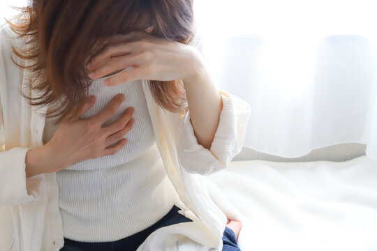 体調不良の女性　気分が悪い