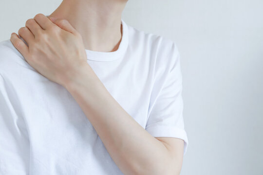 肩の痛みを気にする女性