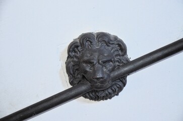 Obraz premium San Gimignano, Italy 03.04.2020: decoration or a handle in the shape of a lion's head in cast iron or bronze