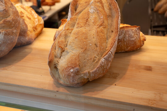 Pain de campagne dans la vitrine d'une boulangerie