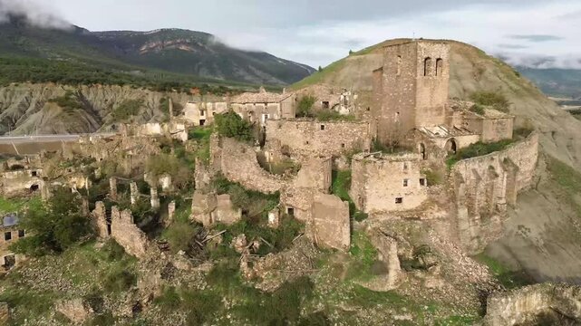 Esc&oacute; - Village abandonn&eacute; d'Esco - Aragon, Espagne - drone 4k