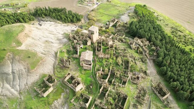 Esc&oacute; - Village abandonn&eacute; d'Esco - Aragon, Espagne - drone 4k