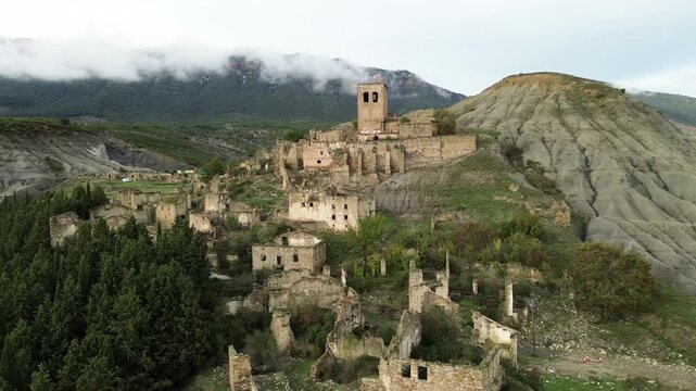 Esc&oacute; - Village abandonn&eacute; d'Esco - Aragon, Espagne - drone 4k