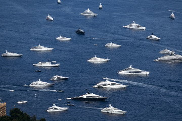Obraz premium La Turbie, France - June 6, 2026: Luxury yachts and cruise ships anchored off Monaco during the Formula 1 Monaco Grand Prix qualifying weekend, viewed from Tête de Chien.