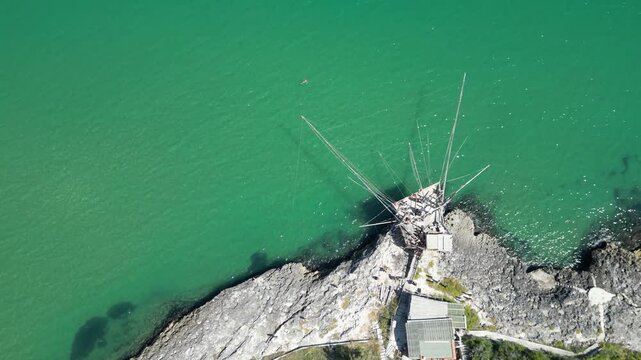 antico trabucco in legno visto dall'alto con un drone sulle coste del gargano