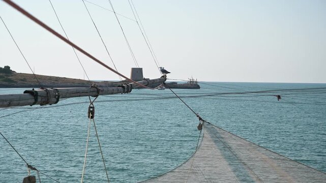 gabbiamo appoggiato sull'asta in legno di un antico trabucco sulle coste del gargano in Puglia