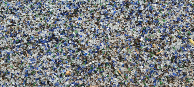 Recycelte stumpfe verletzungssichere Glasscherben als Bodenbelag im Outdoor Bereich in Form von Recycling Glasgranulat 