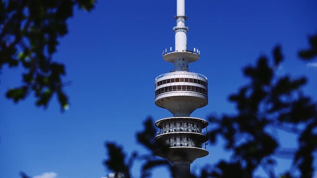 Olympiaturm im Olympiapark mit unscharfen &Auml;sten im Vordergrund