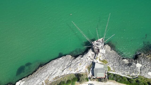 antico trabucco in legno visto dall'alto con un drone sulle coste del gargano