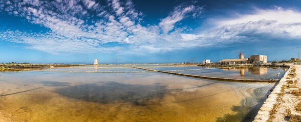 Lo spettacolo multicolore delle saline di Trapani, tra cielo, terra, sole e mare © alessandrogiam