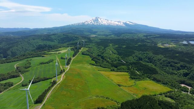 鳥海山と風力発電所（秋田県）