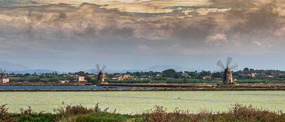 Lo spettacolo multicolore delle saline di Trapani, tra cielo, terra, sole e mare © alessandrogiam