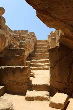 Escalier en pierre ancienne et us&eacute;es menant dans un tombeau de roi sur le site arch&eacute;ologique des tombeaux des rois &agrave; Paphos, Chypre