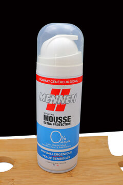 bidon de produit de rasage pour homme de chez Mennen