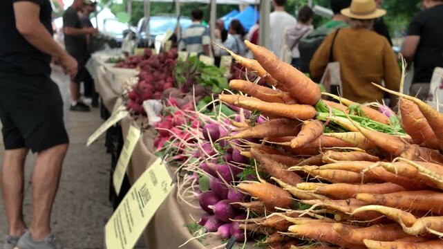people patronize farmers market in Brooklyn