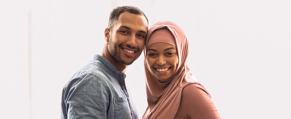 Obraz premium Smiling Black Couple In Their 30s, Expressing Joy And Connection, Posing Together In A Bright And Cozy Indoor Setting, Showcasing Their Happiness And Togetherness In A Couples Lifestyle Concept.