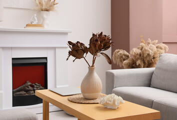 Obraz premium Modern living room with dried flowers and fireplace