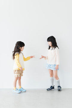 じゃんけんで遊ぶ姉妹