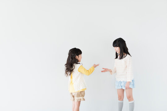 じゃんけんで遊ぶ姉妹
