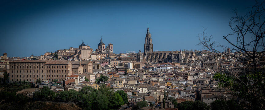 Calle hist&oacute;rica con arco en el casco antiguo de Toledo, Espa&ntilde;a	